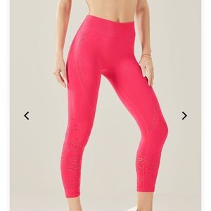 Seamless High-Waisted Solid Capri